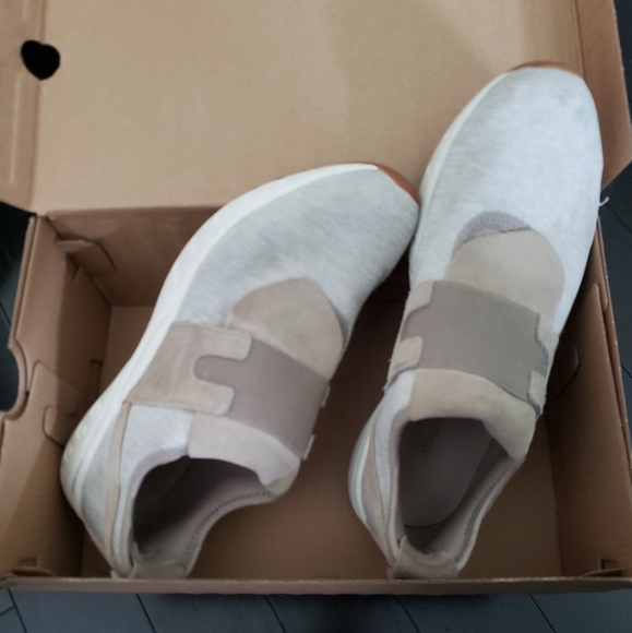 Womens Reebok Shoes - Picture 2 of 3